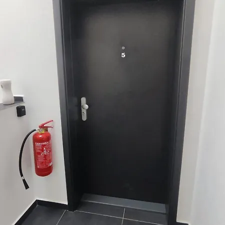 아파트 Pivovarska 5 - 7 Minutes From Schaeffler, Private Parking, Self Check-in, Business, Travellers *